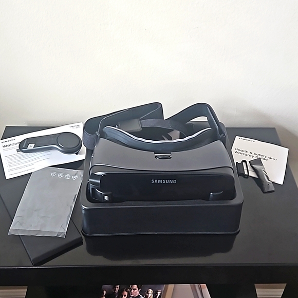Samsung Gear VR with Controller - Picture 2 of 5